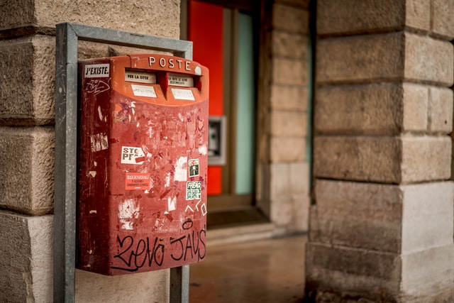 Buzones correos Barcelona. Frente a frente